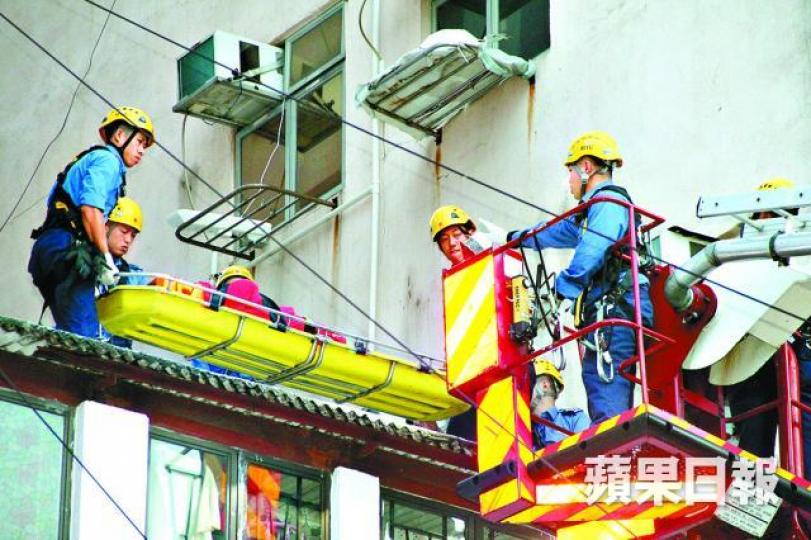 ■消防員出動升降台救起女事主，惜最後返魂乏術。謝志輝攝
