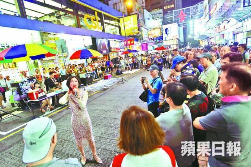 ■旺角昨晚有大媽唱歌跳舞，大批途人圍觀。王心義攝