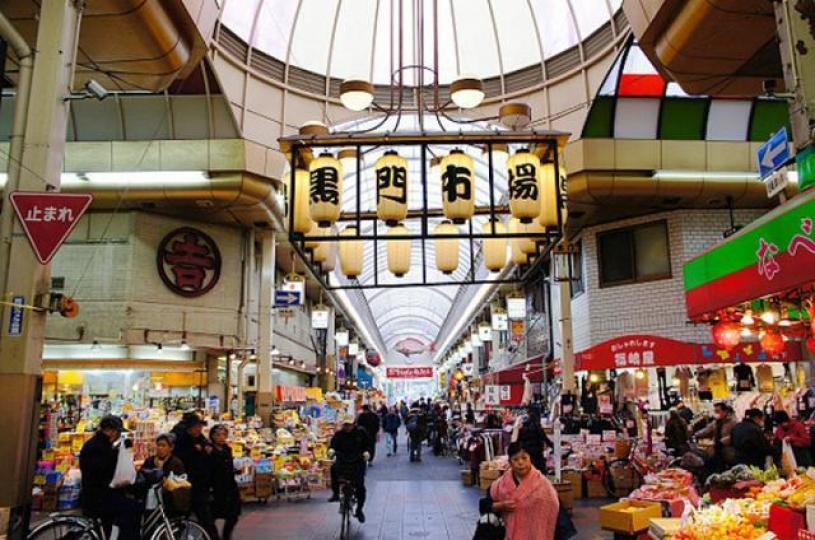 ■大阪的黑門市場，擠滿香港遊客，幾乎聽到的都是廣東話。　互聯網圖片