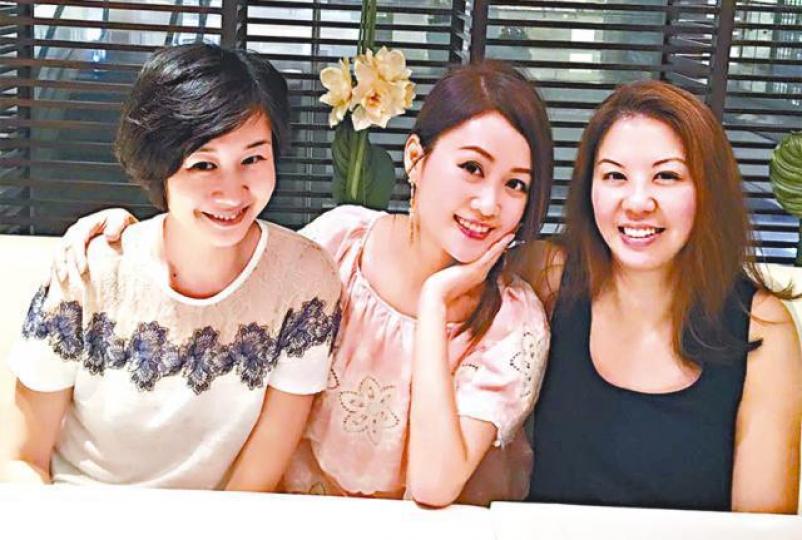 ■梁小冰（中）和同屆港姐翁杏蘭（右）和姚康莉一直老友鬼鬼。

