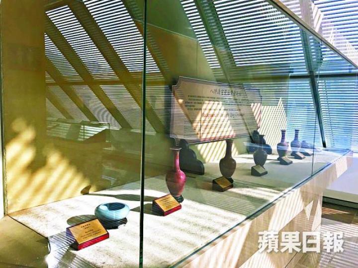 ■中銀大廈頂層有不少古董，包括清末皇帝溥儀抵押予中行的一系列釉紅花瓶。
