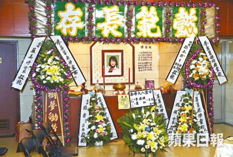 ■因舌癌離世的廖麗麗，家人昨日為她於世界殯儀館設靈。■廖麗麗生前是舞林高手，靈堂上擺放了一張她跳新疆舞的照片。■廖麗麗的胞弟撰文悼念姊姊。■吳麗珠透露廖麗麗原本三小時的手術，結果做了十一小時。■廖麗麗曾於無綫節目中獲頒「慈母王」獎座。