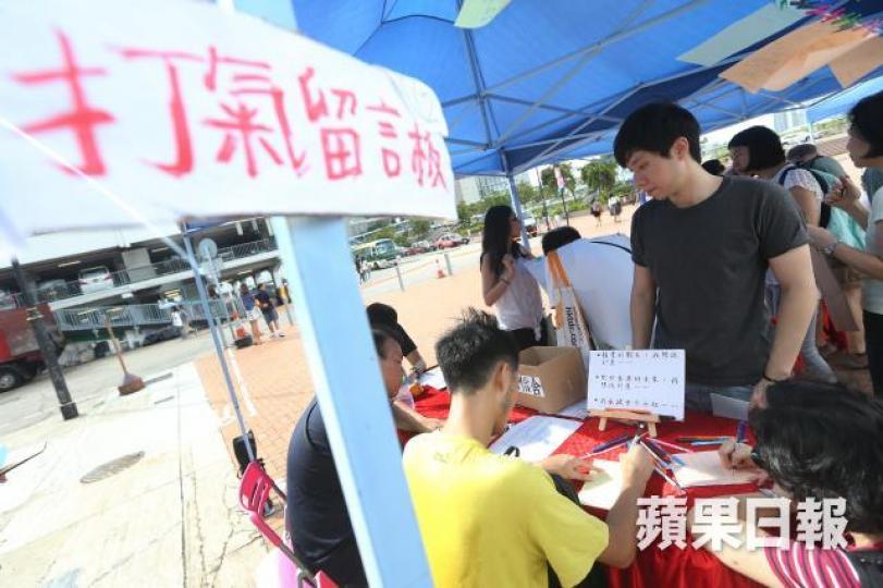 ■攤位的「打氣留言板」滿載市民寫給政治犯的鼓勵。

