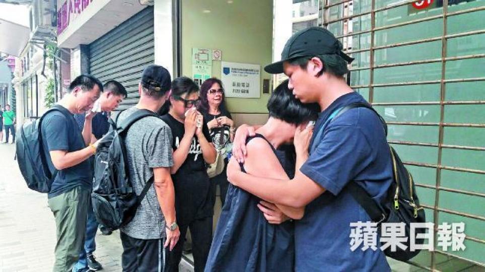■車禍死者謝鳳英的家屬路祭時痛哭，在旁親友安慰。徐雲庭攝■涉事的士乘客李先生指事發時燈號已由黃轉紅。肇事城巴司機