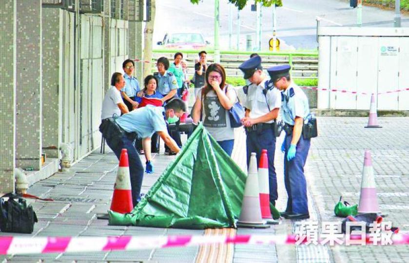 ■有死者親友在現場痛哭，需在場警員攙扶。劉永明攝
