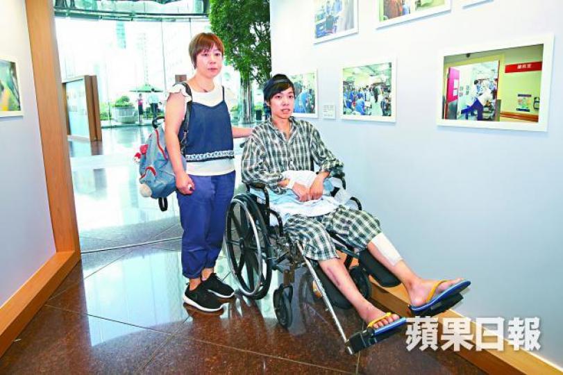 ■伍潤庭車禍後昨首次離開醫院，他向母親（左）承諾不再駕電單車。黃耀興攝
