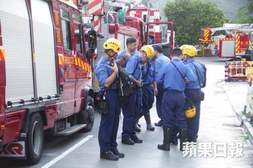 ■消防上山搜索兩名失蹤的行山男。潘志能攝
