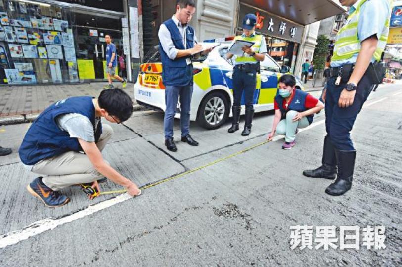 ■警員聯同政府化驗師昨重返車禍現場蒐證。城巴營運總監鍾澤文