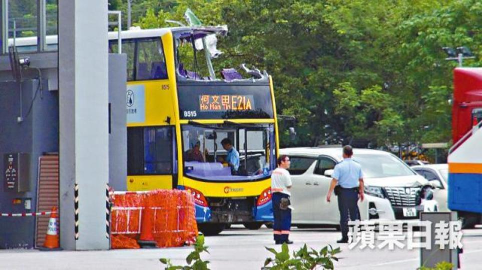 ■肇事城巴泊在汽車扣留中心待進一步檢驗。資料圖片