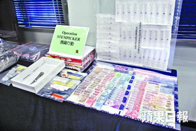 ■警方展示一連五日「搜鷁」行動中撿獲的大量現金。詹家志攝
