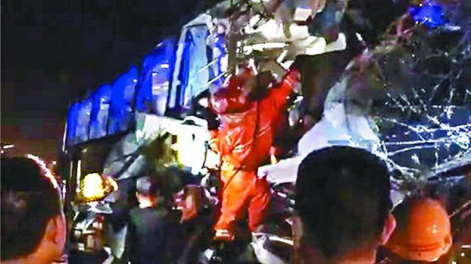 ■旅遊巴車頭嚴重損毀，消防撬開車廂拯救被困港人。互聯網