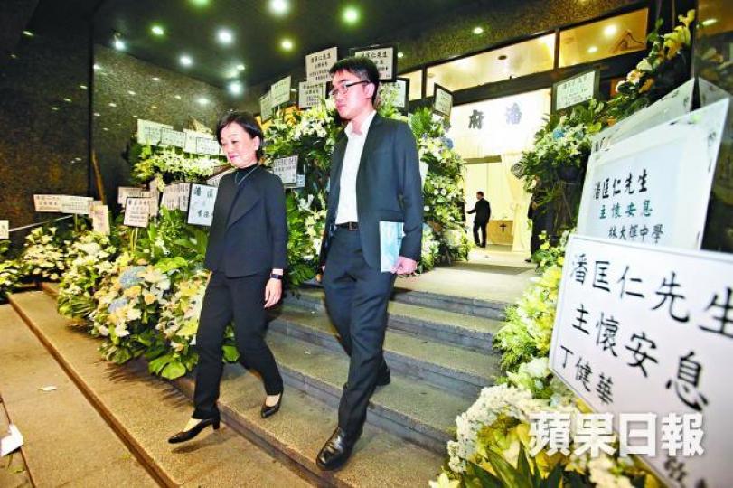 ■蔡若蓮（左）昨在政治助理施俊輝陪同離開靈堂。黎樹雄攝潘匡仁