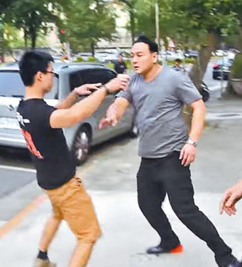■白狼之子張瑋（右）涉當街毆打在場拍攝的學生。■受傷的台大學生張耿維指自己勸架被毆傷。■「白狼」張安樂竟稱黨員打人「打得好！」。