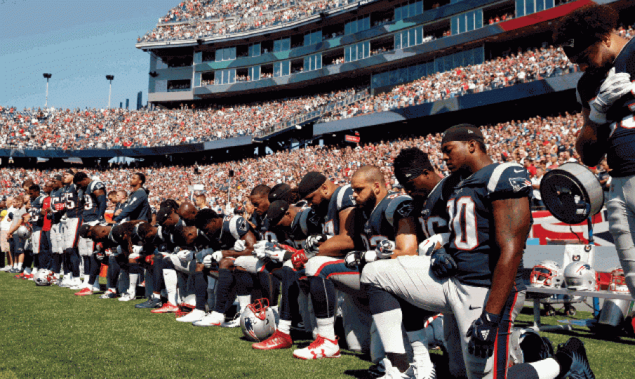 ■上屆NFL超級碗得主新英倫愛國者球員，前日與侯斯頓德州人作賽前，在國歌聲中單膝下跪。美聯社