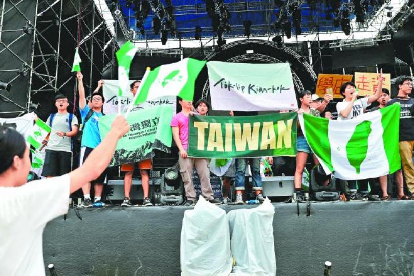 ■台大學生和獨派人士前日佔據舞台，抗議《中國新歌聲》的錄製活動。路透社