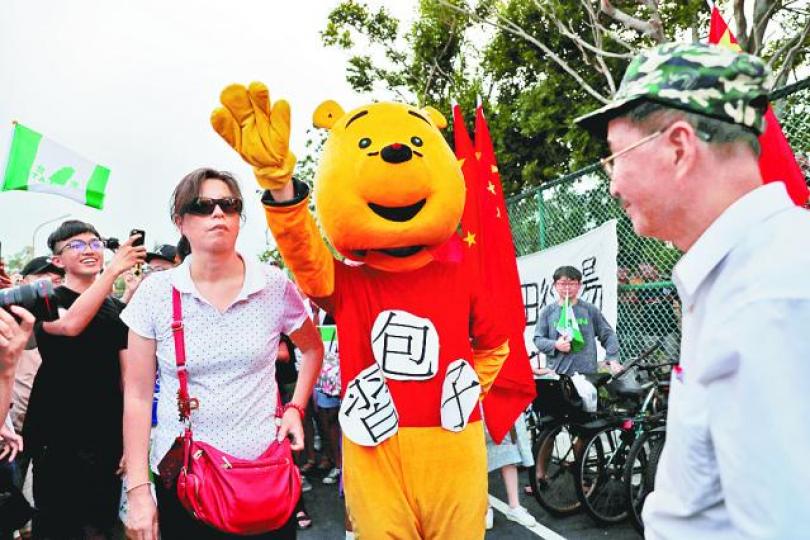 ■抗議民眾以小熊維尼諷刺習近平。路透社
