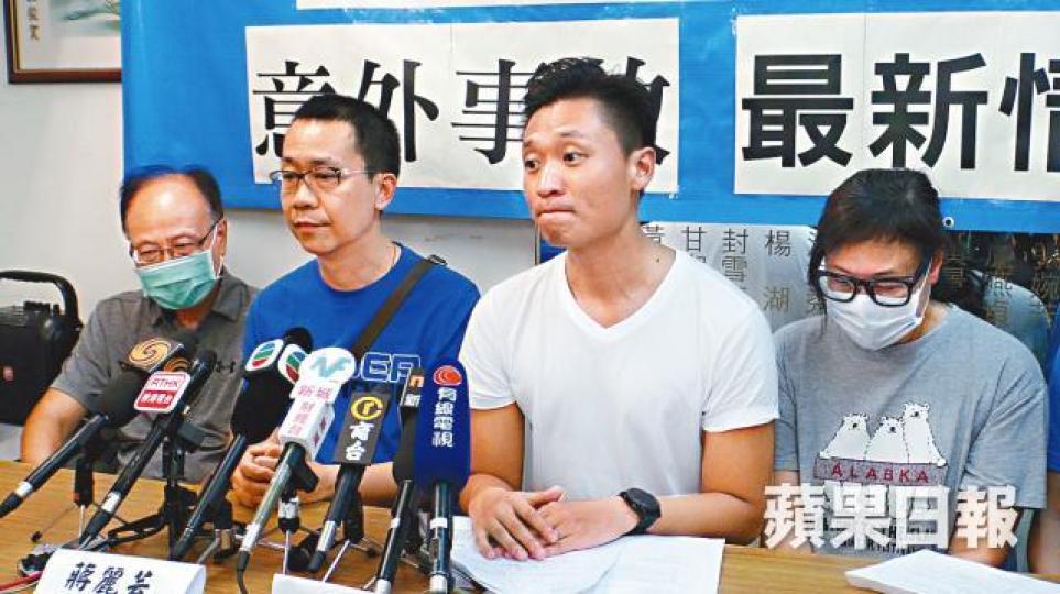 ■死者家屬周先生（左二）指幾經轉折才聯絡到城巴高層，批評城巴做法涼薄。溫文學攝