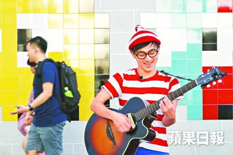 ■日本街頭藝人Mr.Wally以工作假期簽證來香港，他周一改到尖沙嘴表演。張志孟攝