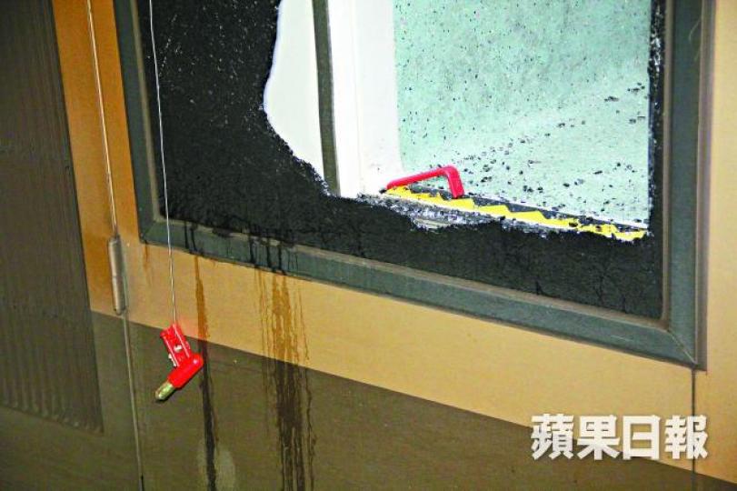 ■巴士的太平門玻璃被惡客扑碎。鄭文輝攝