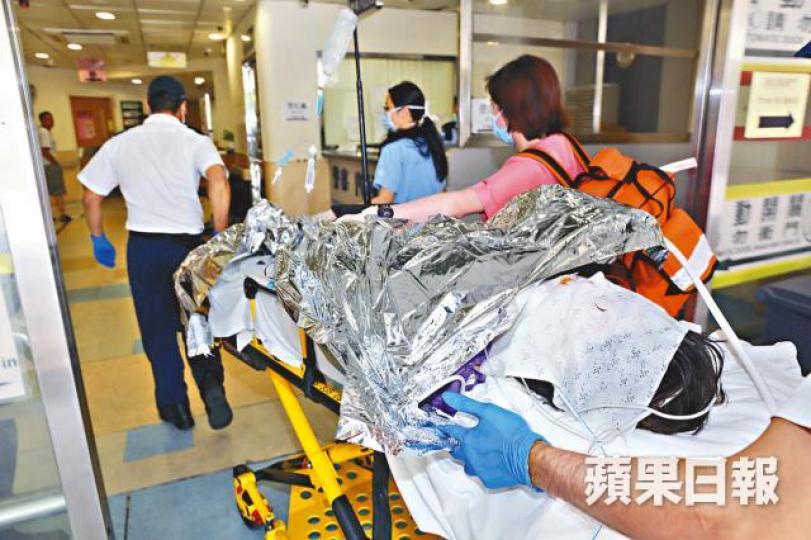 ■女傷者二級燒傷，包着錫紙及面膜送院。梁瑞帆攝
