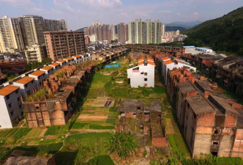 ■內地多個省會城市推出樓市調控措施，內房股顯著受壓。資料圖片