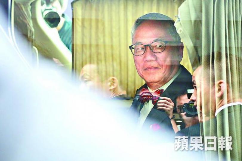 ■曾蔭權昨離開法庭時心情不俗。陳善南攝
