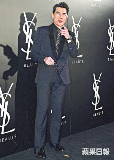 ■51歲的城城初為人父，日前在網晒一家三口牽手相。資料圖片
