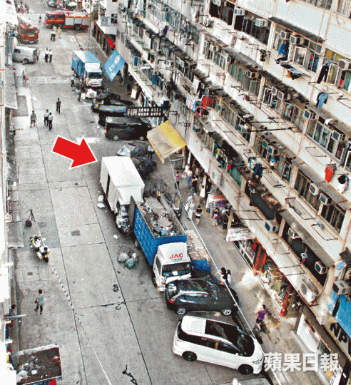 ■白色密斗貨車（箭嘴示）沿基隆街行駛期間失控，掃毀多部停泊路邊的車輛。周鴻熙攝