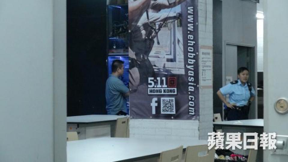 ■警員到Wargame場調查失竊事件。張培生攝
