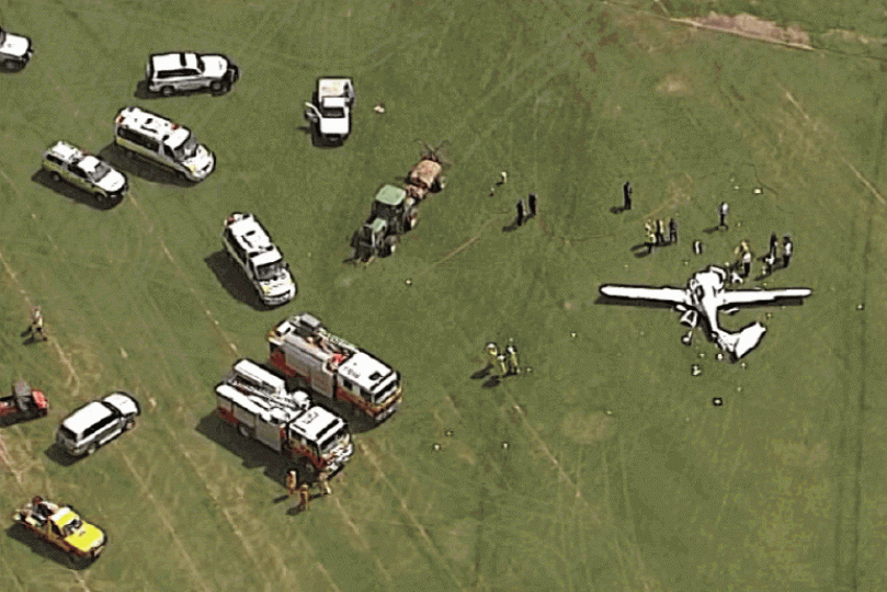 ■姓李事主駕駛的小型飛機墜落大草地，他與同機的導師當場死亡。