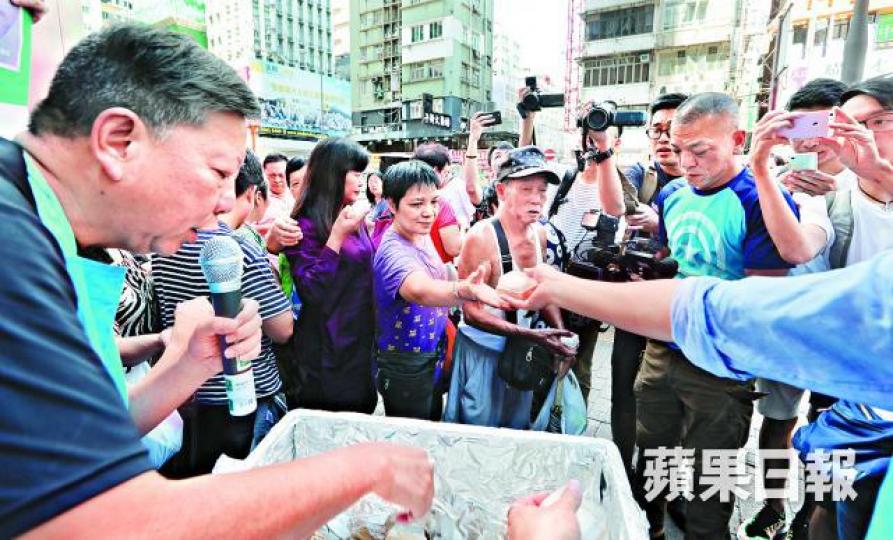 ■泛民派發冰皮月餅，呼籲市民10月1日遊行聲援良心犯。■冰皮月餅內藏暗碼紙條。