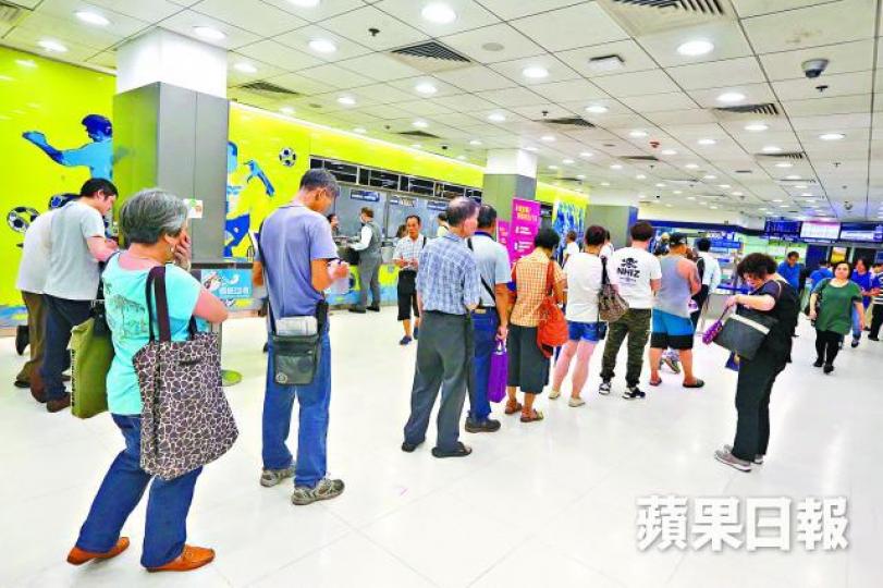■中秋金多寶明晚攪珠，昨日投注站出現人龍。王子俊攝