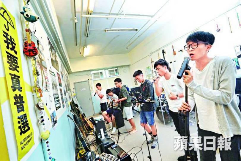 ■Boyz' Reborn全員參加過傘運，盼透過音樂勉勵港人勿放棄爭取自由民主。王心義攝■樂隊在傘運期間上大台獻唱。受訪者提供圖片