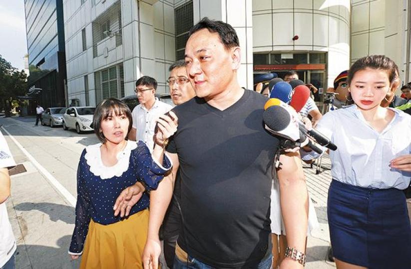 ■「白狼」之子張瑋昨在警局錄口供。　台灣《蘋果日報》■支持台獨學生騎單車經過抗議現場。台灣《蘋果日報》