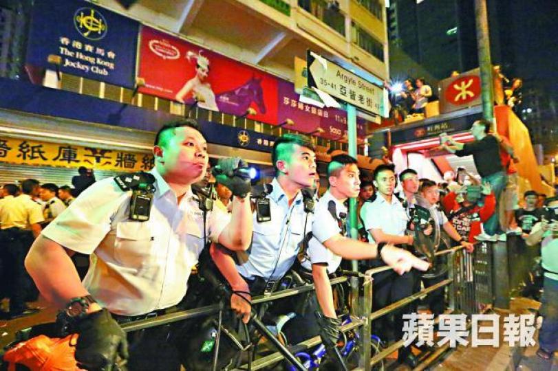 ■警方4年前引入隨身攝錄機，昨指達到成效；圖為警員於佔領運動期間配備隨身攝執勤。