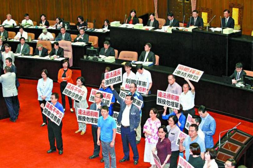 ■國民黨籍議員在賴清德發表施政報告前霸佔發言台。