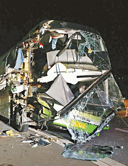 ■旅巴猛撼停在路旁的死車後，車頭嚴重損毀。互聯網■車廂內一片凌亂，座位頭枕染有血迹。