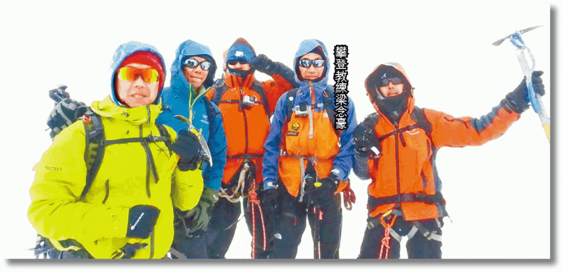■攀山隊本月16日上載合照，紀念登布來特峰頂，豈料其後遇雪崩一人喪命。藝滿冰雪攀登隊fb圖片■攀登教練梁念豪遇雪崩致右腳骨折。