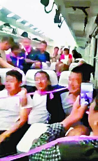 ■傳為退伍軍人的上訪者被繩圈套頸押送。■押送上訪者的車廂內有特警在場戒備。