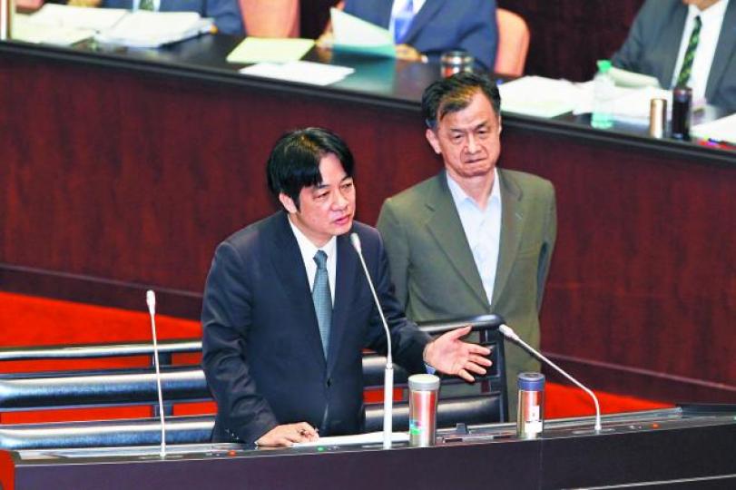 ■統派組織「藍天行動」聯盟在台大門口抗議，高呼台獨退出校園。　台灣《蘋果日報》
