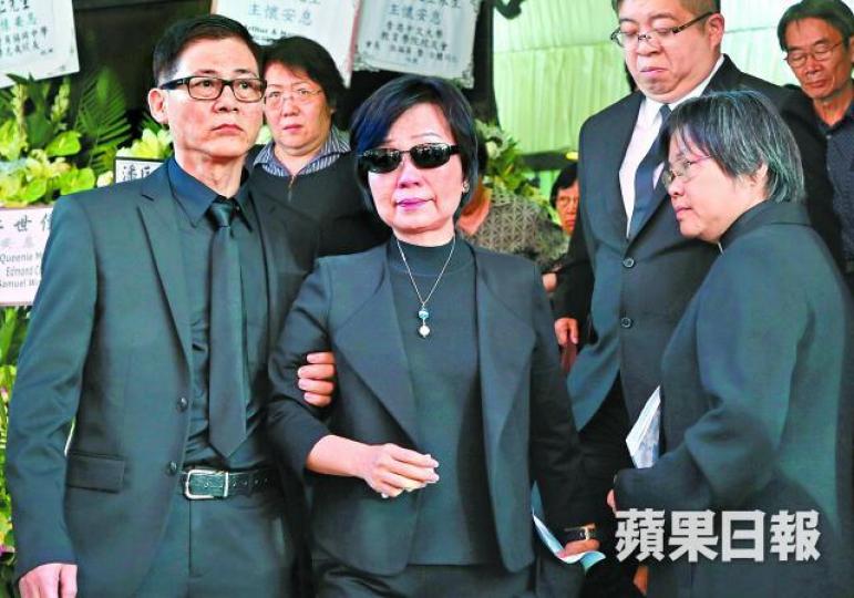 ■蔡若蓮由親友攙扶，戴上墨鏡離開靈堂。夏家朗攝■潘匡仁弟弟手捧亡兄遺照步出靈堂。