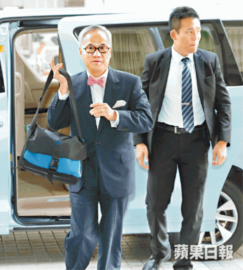 ■曾蔭權昨到庭時表現從容。
