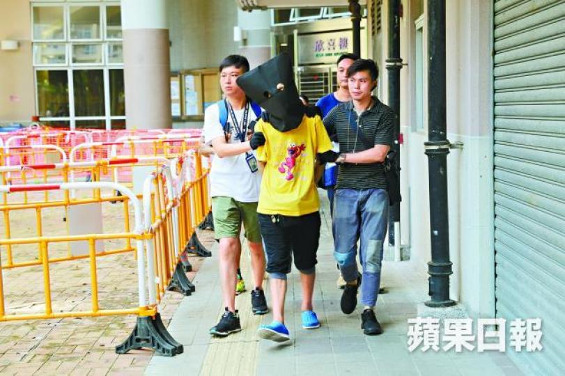 ■涉案男子昨被警方蒙頭帶走。梁瑞帆攝
