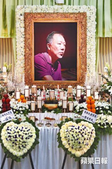■曾景祥的靈堂佈置簡單，今日遺體將運往鑽石山火葬場火化。■靈堂內放有紀念冊，包羅曾景祥生活、工作的照片。■張婉婷及羅啟銳慰問曾景祥女兒。■（左起）劉偉強、張婉婷及羅啟銳昨日在好友靈堂打點。■紙紮中有音響組合，配合曾景祥音效大師的身份。■曾國祥以後輩身份到場致祭，他表示有幸能從旁看過大師工作。■陳可辛到靈堂送別老朋友曾景祥最後一程。