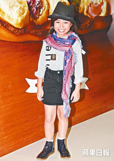 ■Celine妹妹接受司儀訪問，父母全程在旁贒實。
