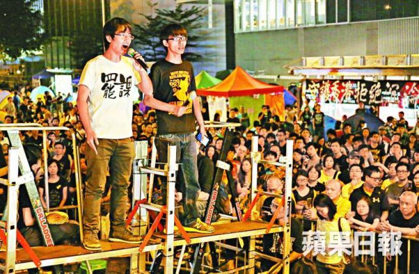 ■周永康及黃之鋒傘運時在大台鼓勵群眾。
