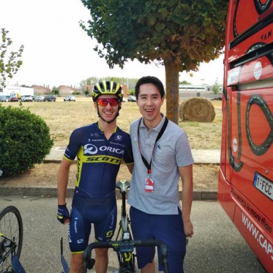 ■郭基煇去西班牙觀賞環西單車賽,撞見名車手Adam Yates,當然要集郵。 ■郭基煇去西班牙觀賞環西單車賽,撞見名車手Adam Yates,當然要集郵。