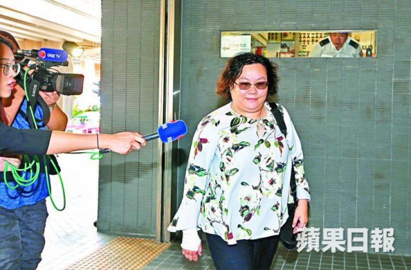 ■陳章萍昨應訊時，右手前臂有繃帶包紮。