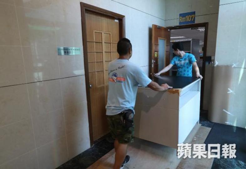 ■《壹週刊》員工搬到臨時辦公室準備下一期出版工作。