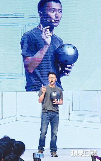 ■霆鋒前晚分享人生經歷時拎住嘅相機，好似係王菲嚿年演唱會用過嘅全景拍攝相機。■霆鋒爆當年俾人噓到落台，見到經理人霍汶希喺度喊。資料圖片■霆鋒仲準備咗新歌《有火》，連同拍MV花絮即場播。■霆鋒前晚嘅講座好墟冚。